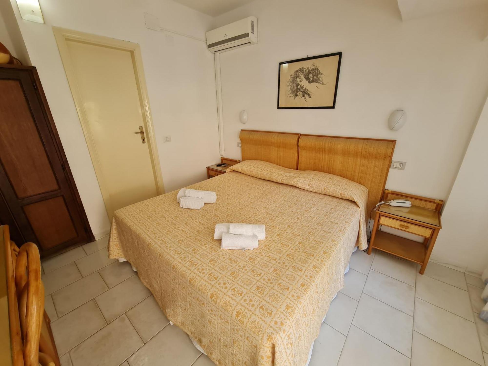 Le Roccette Mare Beach Hotel & Restaurant Тропеа Екстериор снимка
