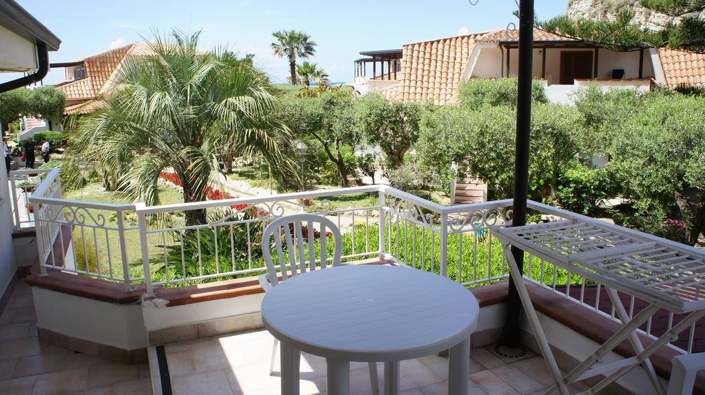 Le Roccette Mare Beach Hotel & Restaurant Тропеа Стая снимка