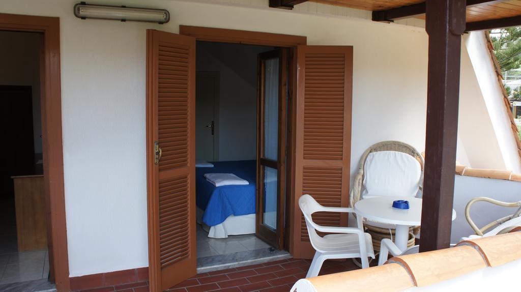 Le Roccette Mare Beach Hotel & Restaurant Тропеа Стая снимка