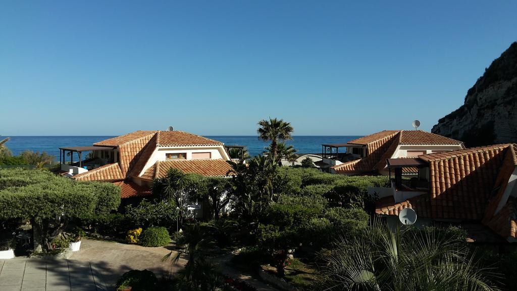 Le Roccette Mare Beach Hotel & Restaurant Тропеа Екстериор снимка